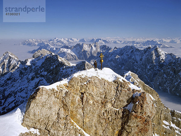 Zugspitze mit altem Gipfelkreuz  Panorama  Wettersteingebirge  Oberbayern  Bayern  Deutschland