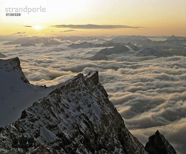 Blick von der Zugspitze  Lechtaler Alpen  Nebelmeer  Wettersteingebirge  Oberbayern  Bayern  Deutschland