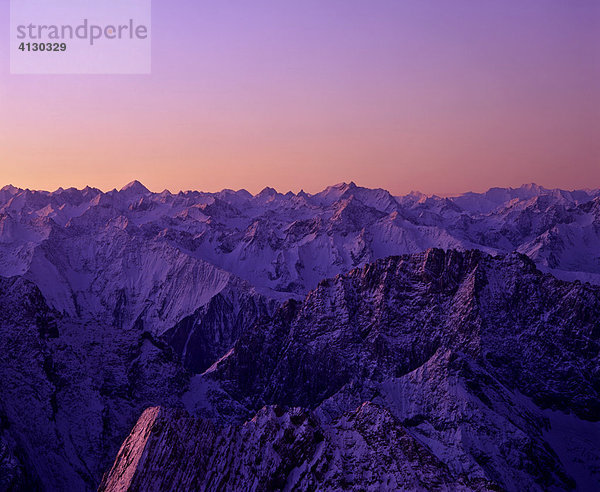 Panoramablick von der Zugspitze  Hgr. Stubaier und Ötztaler Alpen  Oberbayern  Bayern  Deutschland
