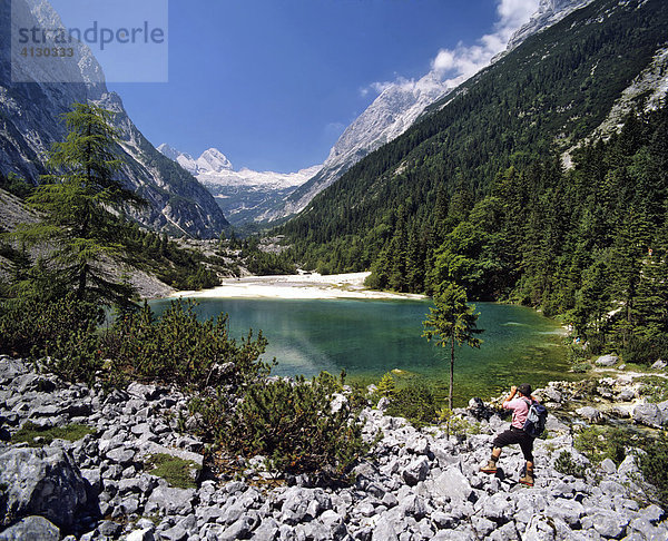 Bergwanderer an der Blauen Gumpe  Wettersteingebirge  Oberbayern  Bayern  Deutschland