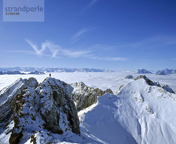 Panoramablick von der Westlichen Karwendelspitze  Nebelmeer  Mittenwald  Oberbayern  Bayern  Deutschland