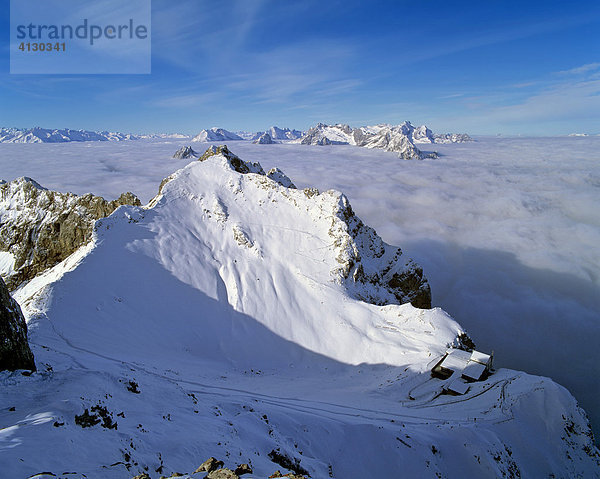 Panoramablick von der Westlichen Karwendelspitze  Bergstation Karwendelbahn  Nebelmeer  Mittenwald  Oberbayern  Bayern  Deutschland