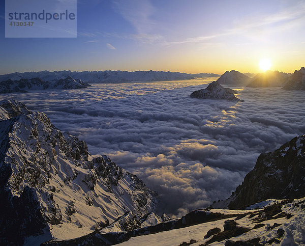 Blick von der Linderspitze nach Tirol  Sonnenuntergang  Karwendelgebirge  Oberbayern  Bayern  Deutschland
