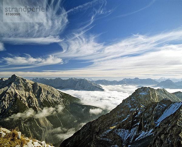 Links Pleissenspitze  rechts Brunnstein im Karwendelgebirge  Oberbayern  Bayern  Deutschland