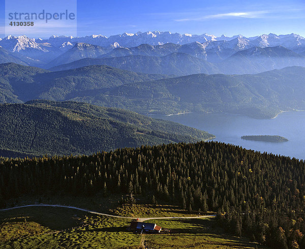 Blick vom Jochberg auf den Walchensee  Jocheralm  Karwendelgebirge  Oberbayern  Bayern  Deutschland