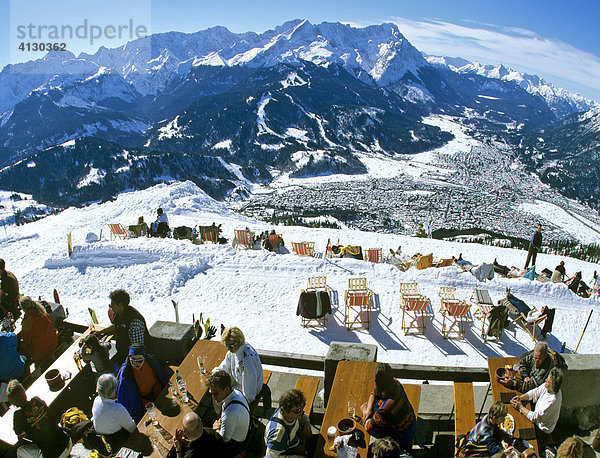 Blick vom Wank  Garmisch-Partenkirchen mit Wettersteingebirge  Winter  Oberbayern  Bayern  Deutschland