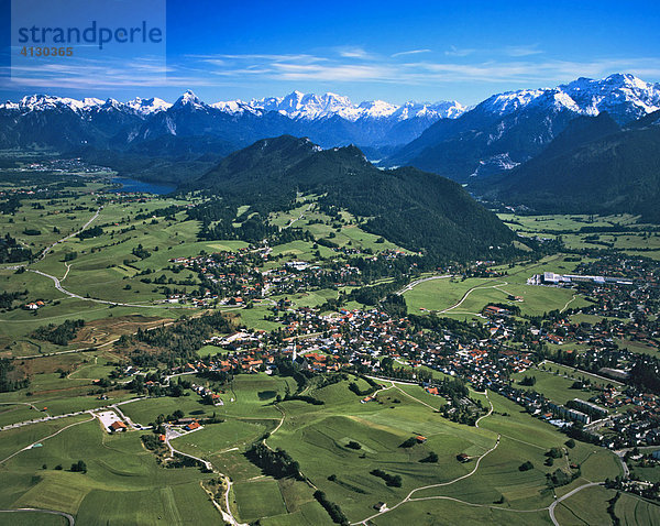 Pfronten  Falkenstein  Hgr. links Trauchgauer  mitte Wettersteingebirge  rechts Allgäuer Alpen  Oberallgäu  Allgäu  Bayern  Deutschland  Luftbild