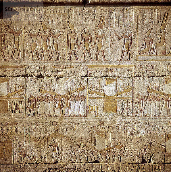 Hieroglyphen  Relief  Darstellung ägyptischer Götter  Luxor  Theben  Ägypten