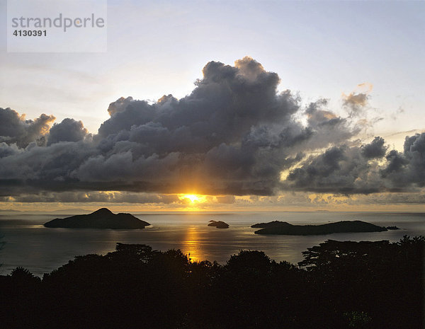 Sonnenaufgang auf Mahe  Seychellen  Indischer Ozean