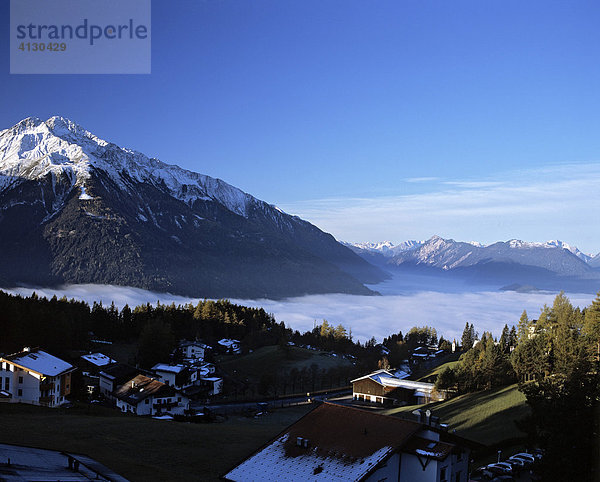Panoramablick von Mösern ins nebelverhangene Inntal  Tirol  Österreich