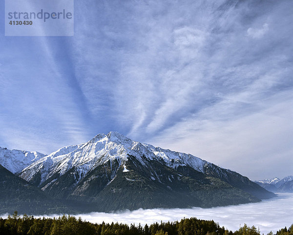 Blick von Mösern auf den Hocheder  Inntal  Nebel  Tirol  Österreich