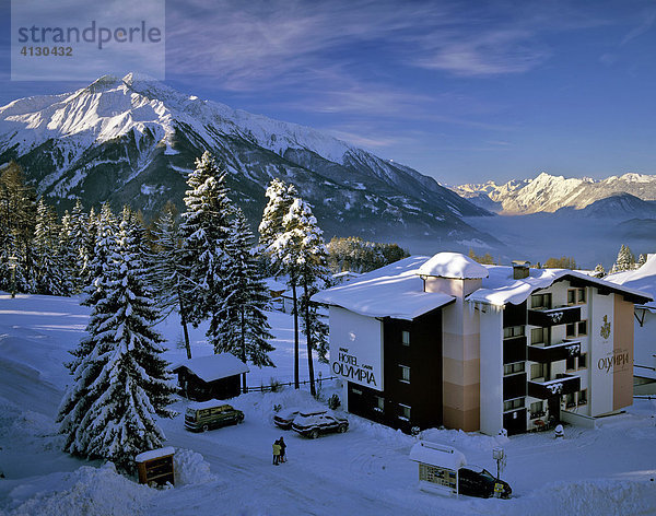 Blick von Mösern auf den Hocheder im Winter  Inntal  Stubaier Alpen  Sellrainer Berge  Tirol  Österreich