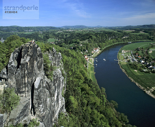 Elbsandsteingebirge  Bastei  Blick auf Rathen  Ortsteil Oberrathen  Elbe  Sächsische Schweiz  Sachsen  Deutschland