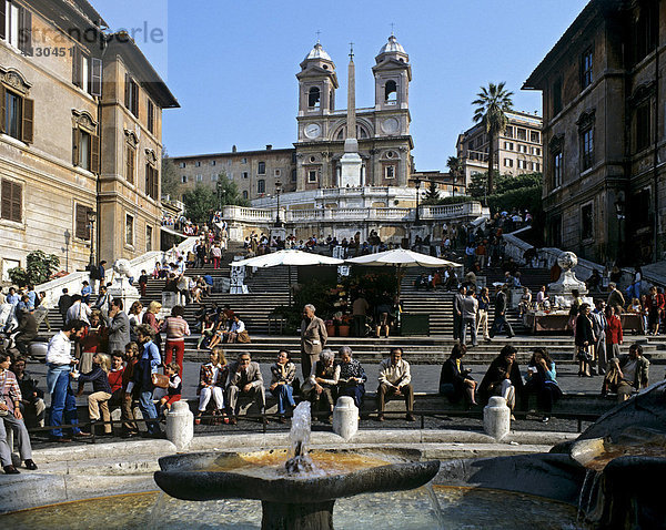Spanische Treppe  Piazza di Spagna  Brunnen Fontana della Barcaccia  Kirche Santa Trinita  Rom  Italien