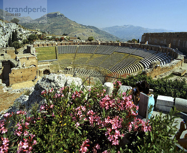 Antikes Römisches Theater in Taormina  obere Sitzränge Sizilien  Italien