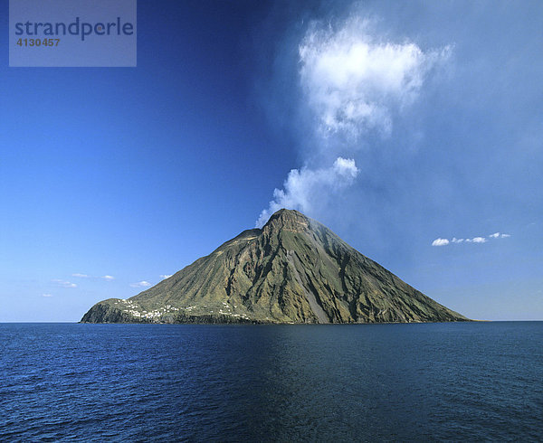 Stromboli  Vulkan  Eruption  Aschewolken  Liparische Inseln  Sizilien  Italien