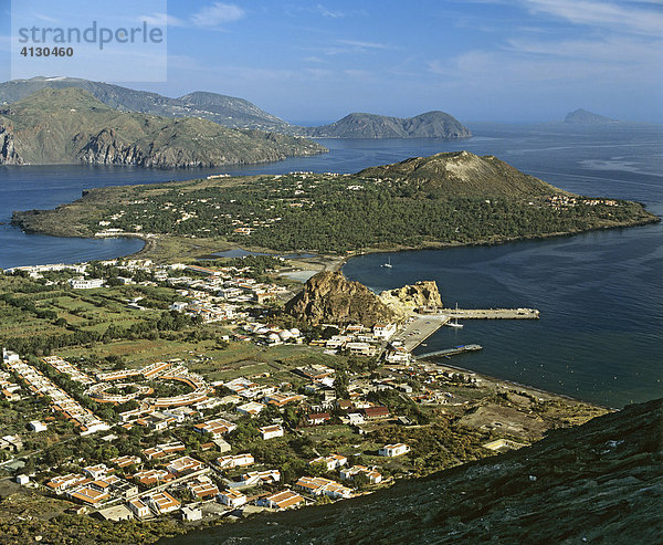 Vulcano  Porto di Levante  Blick auf Vulkanello  Luftbild  Hintergrund Lipari  Liparische Inseln  Sizilien  Italien