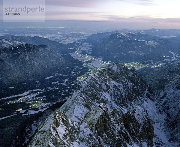 Blick von der Zugspitze  Nachtaufnahme  Lichter von Garmisch-Partenkirchen  Waxenstein  Loisachtal  Werdenfels  Oberbayern  Bayern  Deutschland