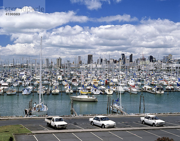 Auckland Harbour  Segelboote  Jachthafen und Skyline  Neuseeland