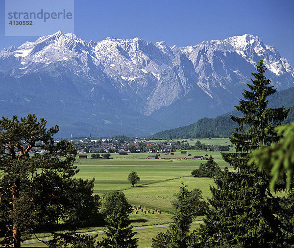 Farchant  Blick zum Wettersteingebirge  Werdenfels  Oberbayern  Bayern  Deutschland