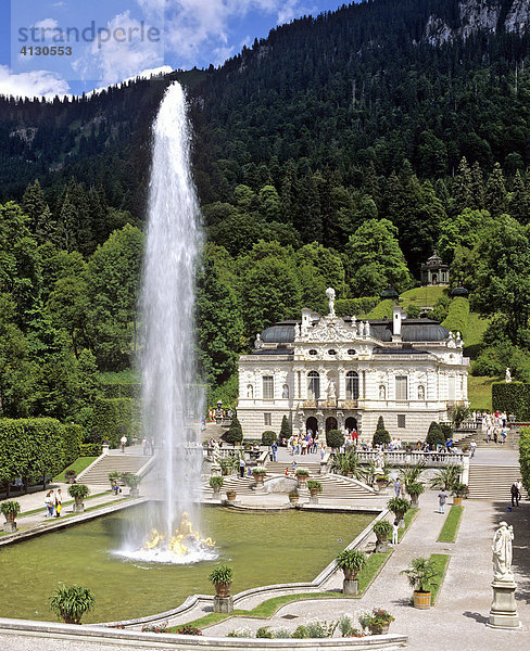 Schloss Linderhof  Königsschloss von Ludwig II  Graswangtal  Oberammergau  Oberbayern  Bayern  Deutschland