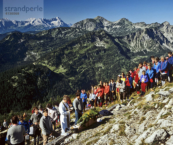 Bergmesse bei Wallgau  Simetsberg  Panoramablick  Hgr. Wettersteingebirge  Oberbayern  Bayern  Deutschland