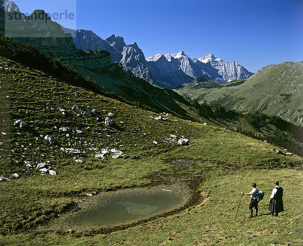 Bergwanderer im Gramaijoch  Karwendelgebirge  Oberbayern  Bayern  Deutschland