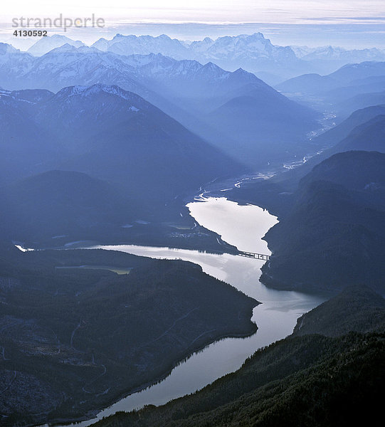 Sylvensteinbrücke  Sylvenstein-Stausee  Luftbild  Isartal  Karwendelgebirge  Oberbayern  Deutschland