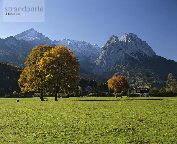 Wettersteingebirge bei Garmisch-Partenkirchen  Herbststimmung  Oberbayern  Bayern  Deutschland