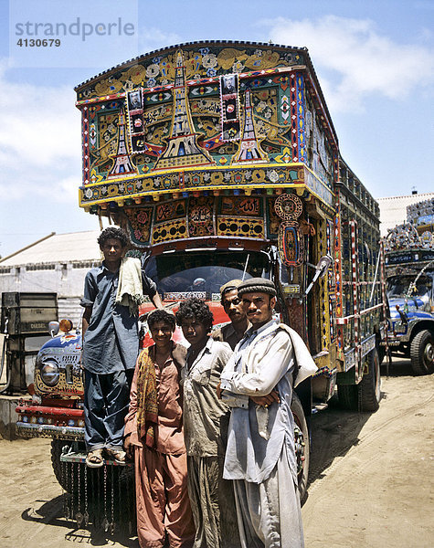 Menschen vor einem Bus  Karachi  Pakistan