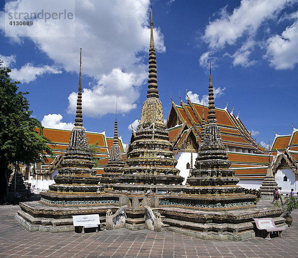 Wat Pho  Tempel des liegenden Buddha  Tempelanlage  Chedis  Bangkok  Thailand