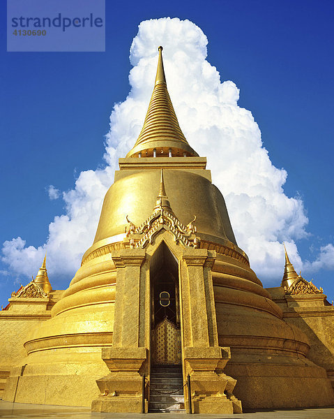 Tempel Wat Phra Kaeo  Phra Sri Rattana Chedi  Wolkenturm  Bangkok  Thailand (Montage)