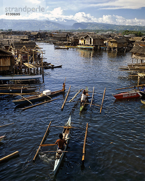 Fischerboote  Pfahlbauten im Wasser  Zamboanga  Mindanao  Philippinen