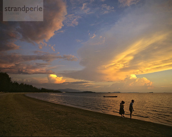Abendstimmung  zwei Kinder am Strand  Kota Kinabalu  Borneo  Malaysia