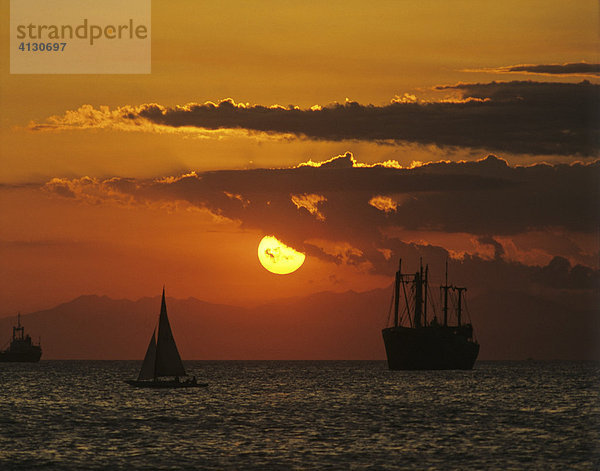 Schiffe im Sonnenuntergang  Bucht von Manila  Luzon  Philippinen