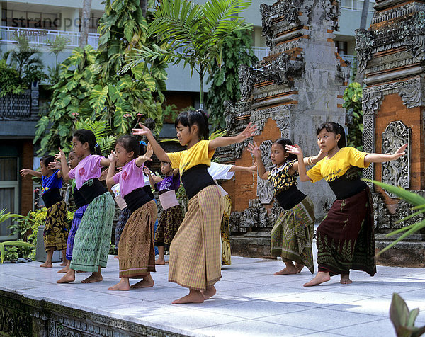 Mädchen beim traditionellen Tanz  Denpasar  Bali  Indonesien