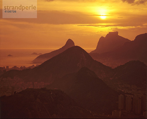 Rio de Janeiro im Abendlicht  Brasilien  Südamerika