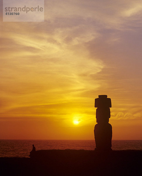 Moai Ahu Tahai  Steinskulptur  Sonnenuntergang  Rapa Nui Nationalpark  Osterinsel  Chile  Pazifik
