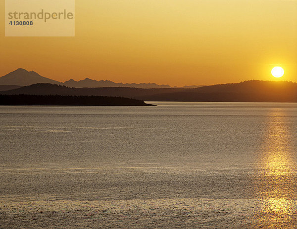 Mt. Baker  Kaskadenkette  Sonnenuntergang  Blick von Vancouver Island  British Columbia  Kanada