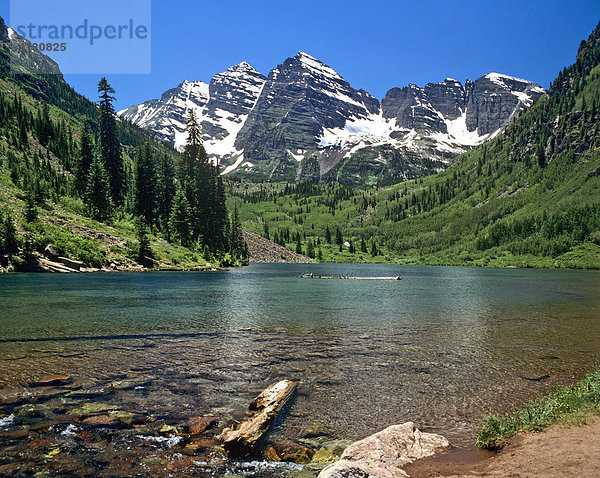 Crater Lake ist ein Kratersee  Crater-Lake-Nationalpark  Maroon Bells  Oregon  USA