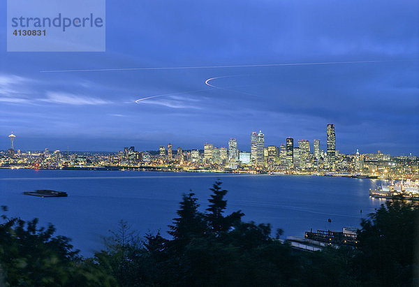 Skyline in der Dämmerung  Seattle  Washington  USA