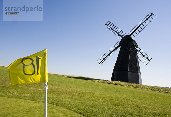 Windmühle auf einem kleinen Golfplatz im Brighton. East Sussex  England  Großbritannien.