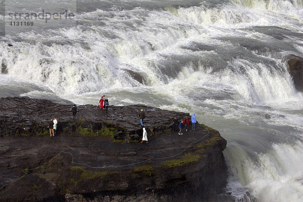 Touristen besichtigen Gullfoss-Wasserfall am Hvita-Fluss in Island - Goldener Wasserfall - Island  Europa
