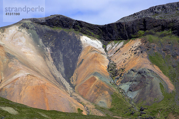Berglandschaft auf Island - Bodenerosion an einem Berghang - Island  Europa