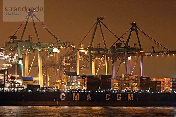 Hamburger Hafen bei Nacht - Containerschiff am Terminal Burchardkai an der Elbe - Hamburg  Deutschland  Europa