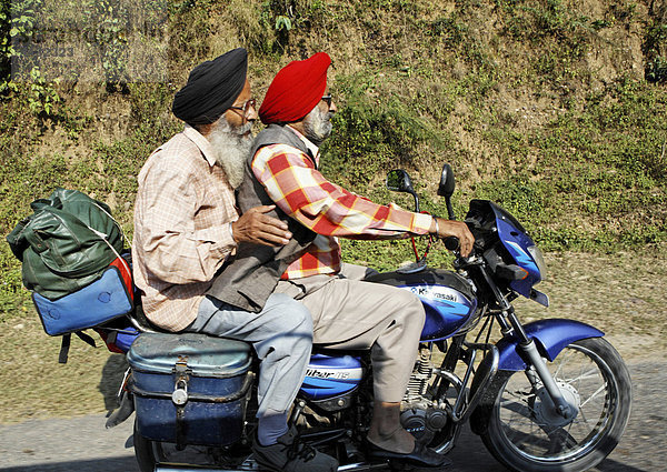 Zwei Männer auf einem Motorroller auf der Straße zwischen Jammu und Palampur  Himachal Pradesh  Indien
