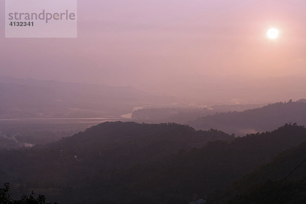 Sonnenuntergang  Palampur  Himachal Pradesh  Indie
