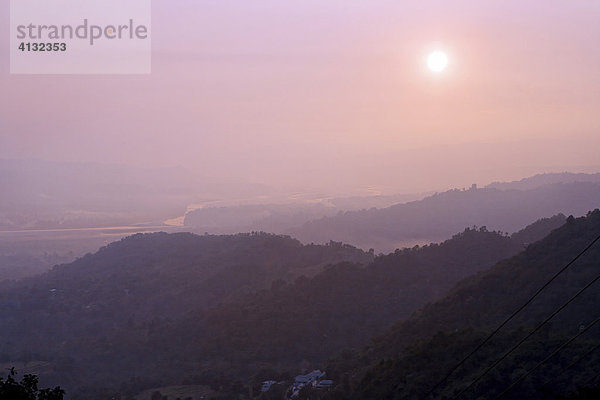 Sonnenuntergang nahe Nanwan  Palampur  Himachal Pradesh  Indien