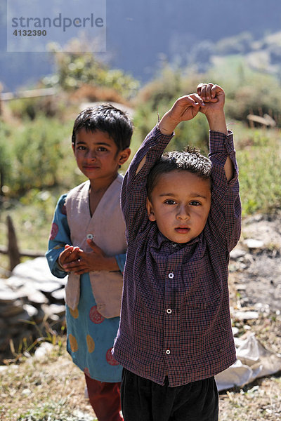 Zwei Kinder  Matiyama  Himachal Pradesh  Indien