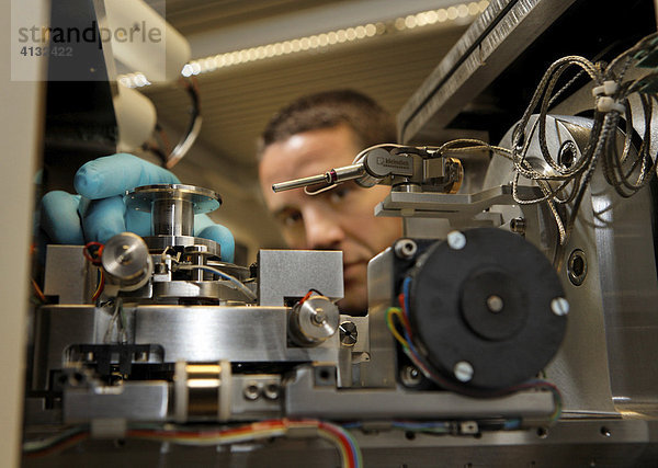 Dr. Erich Müller arbeitet am FIB Cross Bi Elektronenmikroskop im Nanostructure Service Laboratory  Universität Karlsruhe  Baden-Württemberg  Deutschland